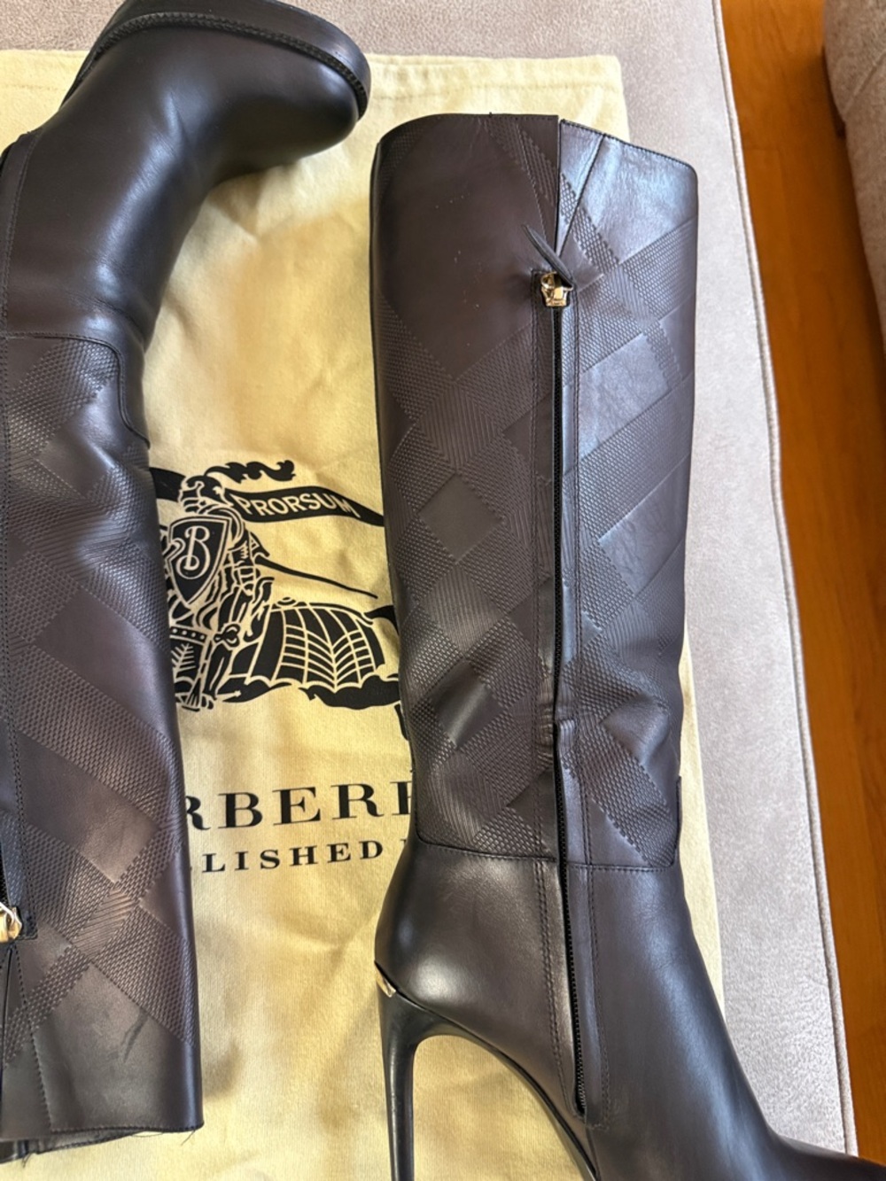 Burberry Black Leather Knee-High Stiletto Boots with Signature Check Texture - Picture 13 of 16